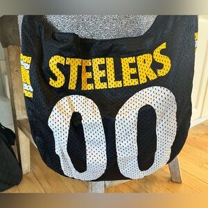 NFL Steelers Crossbody bag.
Looks like a jersey made into a crossbody bag.